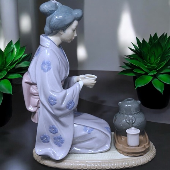 Retired Lladró August Moon or Geisha Japanese Girl Serving Tea #5122 - Picture 8 of 16